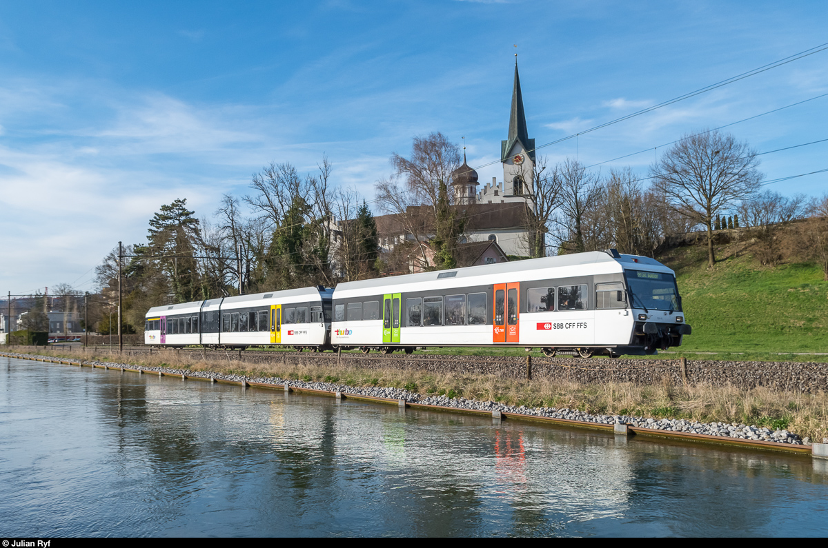  Bluemechischtli  RABe 526 687 fährt mit Bt 224 voran am 23. März 2017 als S55 nach St. Gallen. Aufgenommen am Kanal bei Bürglen TG.