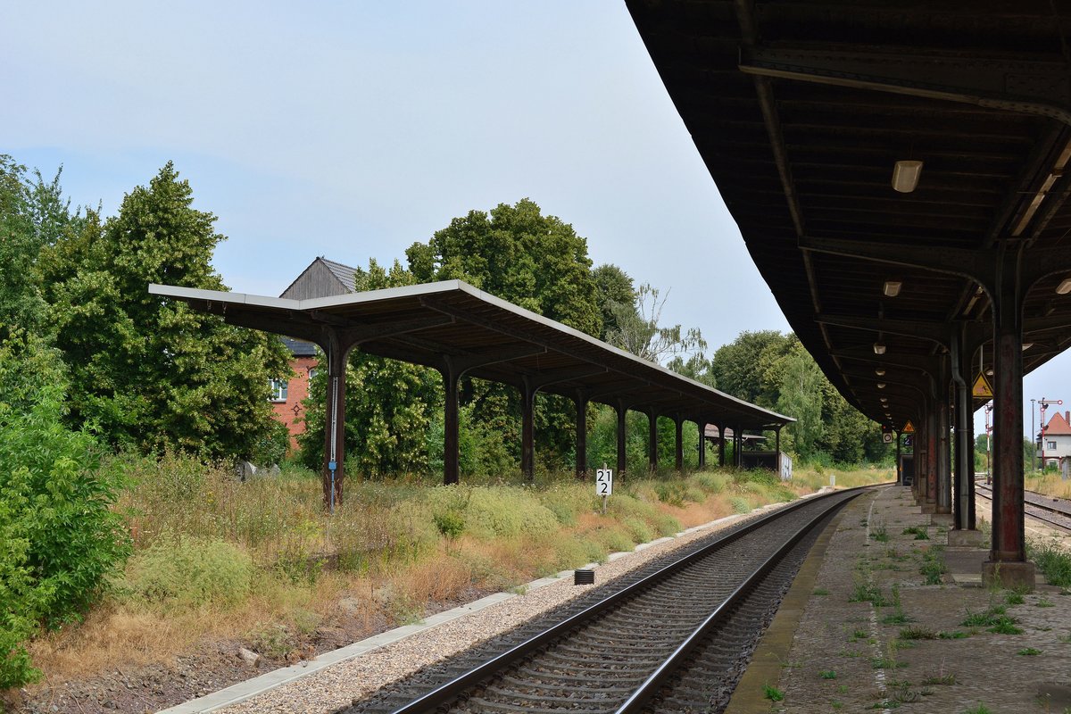 Blumenberg hat seine besten Zeiten schon lange hinter sich. Bis in die 90er Jahre war Bluemberg ein wichtiger Knotenpunkt. Hier trafen sich einmal 4 Strecken. Blumenberg-Wanzleben-Eilsleben, Blumenberg-Schönebeck, sowie Blumenberg-Egeln-Staßfurt wurden zwischen 1999 und 2002 alle samt stillgelegt und so bleibt heute nur noch die Strecke Magdeburg-Halle. Von den ehemals 3 Bahnsteigen und 6 Bahnsteiggleisen ist heute nur noch ein Bahnsteig in Betrieb. Gehalten wird hier nur noch bei Bedarf. Ende des Jahres zum Fahrplanwechsel wird der Halt in Blumenberg aufgegeben. 2020 soll auch die mechanische Signal und Sicherungstechnik durch ein ESTW ersetzt werden und die Strecke auf 120km/h durchgängig ausgebaut werden. Somit dürfte es nach dem Umbau mit dem Bahnhof Blumenberg entgültig zu Ende gehen.

Blumenberg 21.07.2018