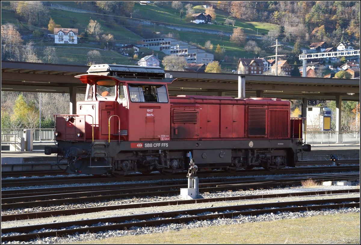 Bm 4/4 18427 ist eine vom Aussterben bedrohte Art. Diese Maschinen ersetzten einst die letzten Rangierdampfloks der SBB. Die UIC-Nummer mit der Baureihe 840 wird sie wohl nicht mehr erhalten. Landquart, November 2015.