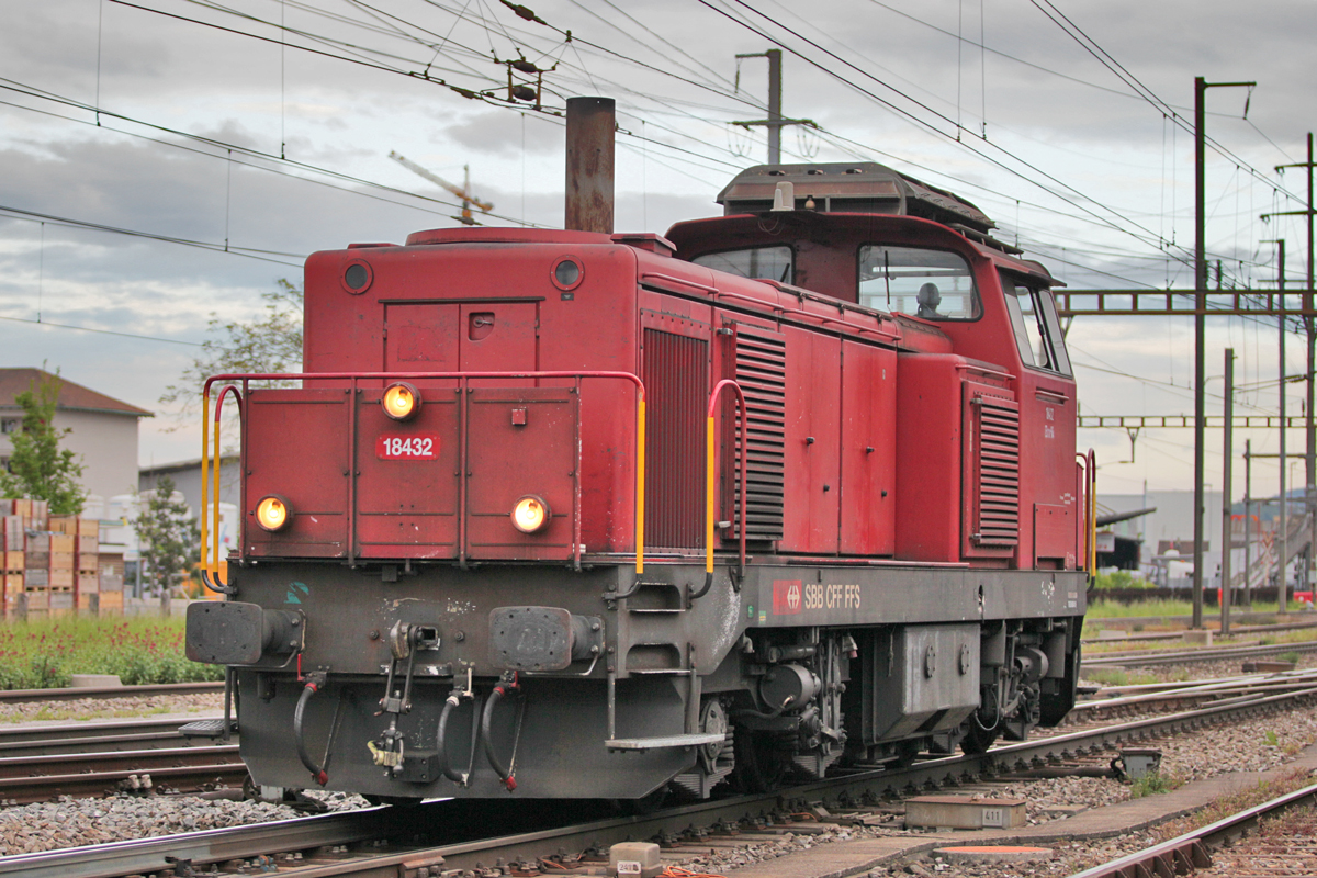 Bm 4/4 18432 dieselt im Bahnhof Pratteln vorbei.Bild vom 9.5.2016