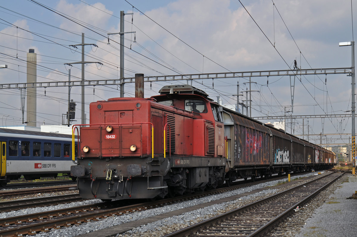 Bm 4/4 18432 durchfährt den Bahnhof Pratteln. Die Aufnahme stammt vom 02.05.2016.