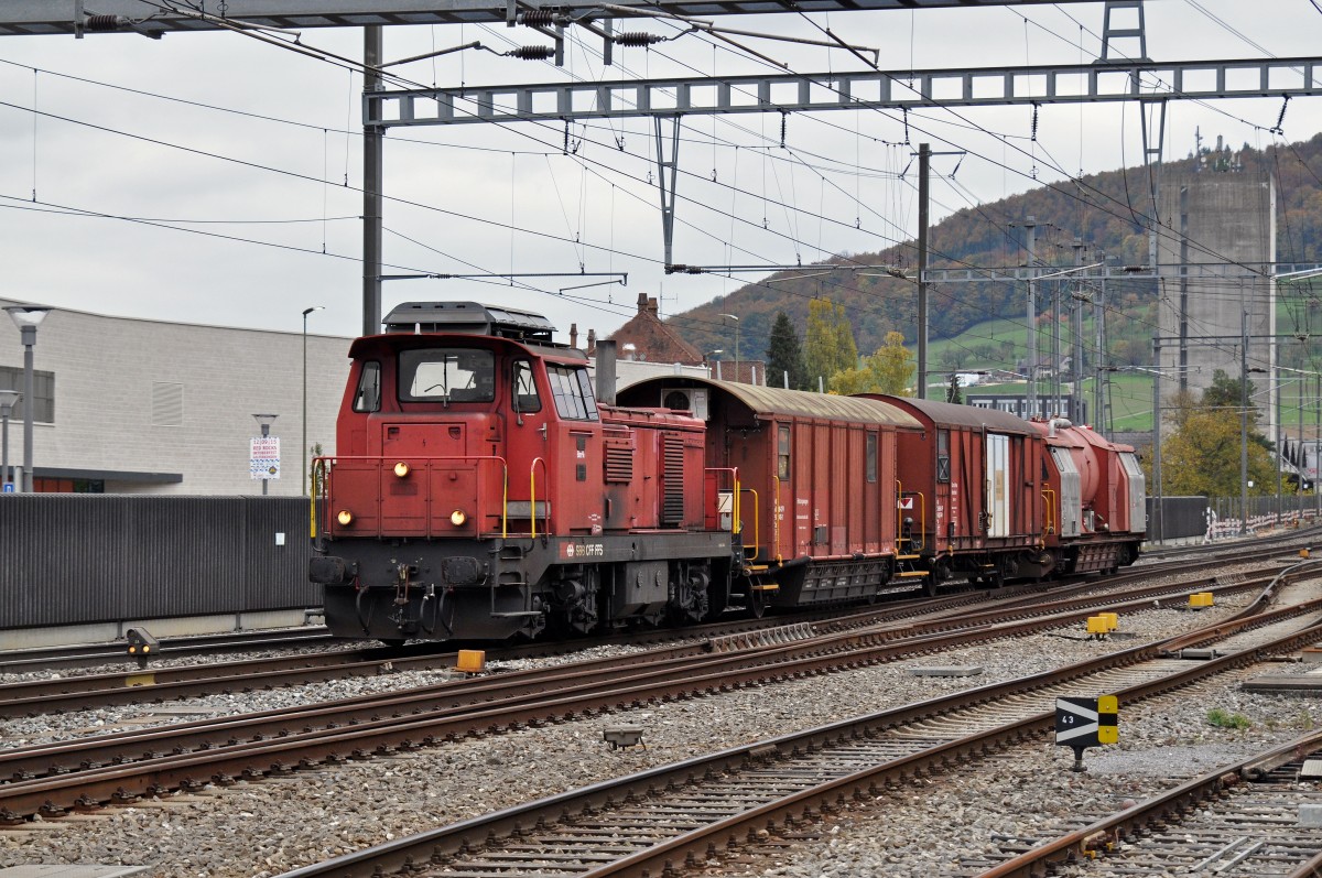 Bm 4/4 18458 durchfährt den Bahnhof Sissach. Die Aufnahme stammt vom 23.10.2015.