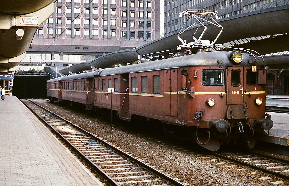 BM 68 A 16 der NSB im Mai 1988 mit einem Vorortzug in Oslo. Zwischen 1956 und 1961 wurden 30 dieser dreiteiligen Triebzüge in Dienst gestellt. Zunächst waren als Schnellzüge im Einsatz, später im Lokalverkehr. Die letzten BM 68 wurden 2001 abgestellt.