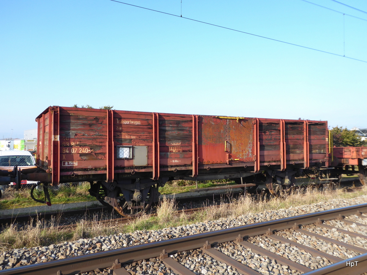 BMK - Reste vom Bahnmuseum Kerzers/Kallnach - Hier ein ex BLS Dienstwagen X  40 63 94 07 240-8 Abgestellt in Kallnach am 13.01.2018