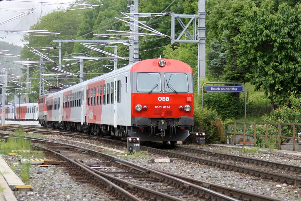 Bmps-z 50 81 80-73 002-2 am 17.Mai 2014 als S1, Zug Nr. 4033, nach Graz bei der Ausfahrt aus dem Bf. Bruck an der Mur.
