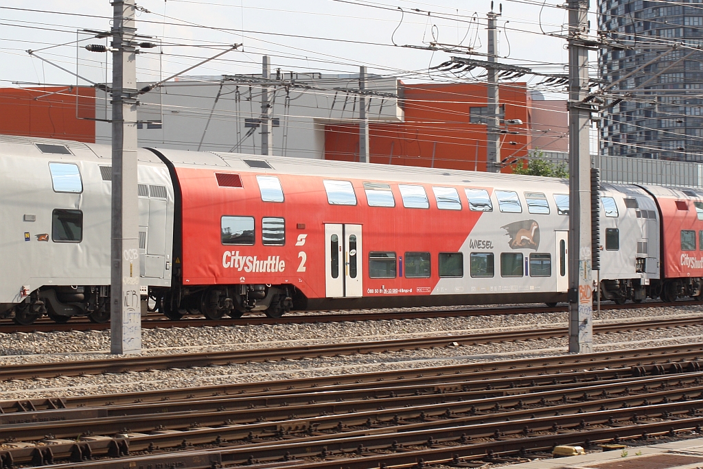 Bmpz-dl 50 81 26-33 080-4 wird mit 3 weiteren Doppelstock-Unfallwagen mit dem Hilfszug Wien in die Werkstätte überstellt. Bild vom 24.Juli 2015 bei der Hst. Matzleinsdorfer Platz.