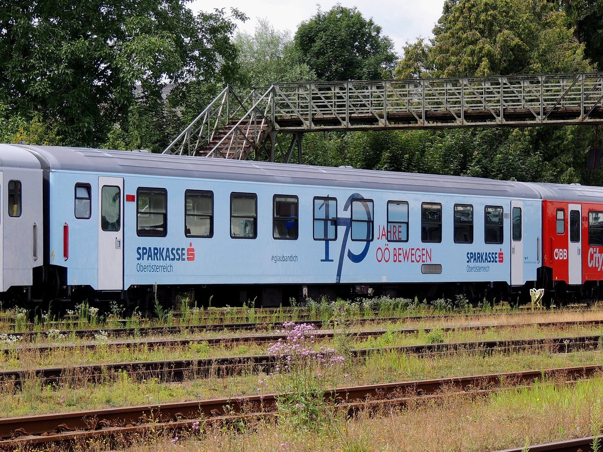 Bmpz-I,50 81 21-73 162-6 Sparkasse 170Jahre OÖ-bewegen  am blühenden Bhf. Ried i.I. abgestellt; 190714