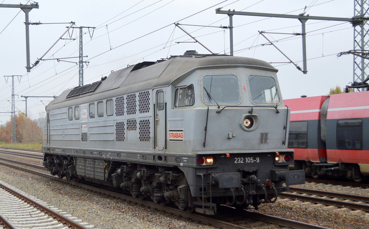 BMTI Rail Service GmbH (STRABAG), Berlin mit   232 105-9  [NVR-Nummer: 92 80 0232 105-9 D-BRS] am 16.11.21 Durchfahrt Bf. Golm.