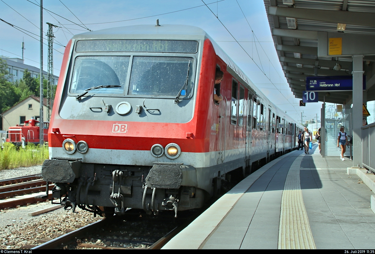 Bnrbdzf 48?.? mit Schublok 147 014-5 von DB Regio Baden-Württemberg als RB 19970 von Stuttgart Hbf nach Heilbronn Hbf steht an diesem rund 35 °C heißen Freitagmittag im Bahnhof Bietigheim-Bissingen auf Gleis 10.
[26.7.2019 | 11:35 Uhr]