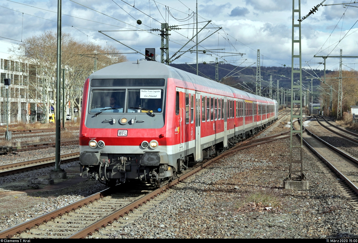 Bnrbdzf 480.1 (50 80 80-34 117-7 D-WFL) mit Schublok 185 689-7 der Railpool GmbH, vermietet an die Wedler Franz Logistik GmbH & Co. KG (WFL), als RE 88672 (RE90) von Nürnberg Hbf nach Stuttgart Hbf, ersatzweise für die noch nicht einsatzbereiten Stadler FLIRT 3 XL der Go-Ahead Baden-Württemberg GmbH (GABW), erreicht den Bahnhof Stuttgart-Bad Cannstatt auf Gleis 6.
Aufgenommen am Ende des Bahnsteigs 6/7.
[11.3.2020 | 15:00 Uhr]