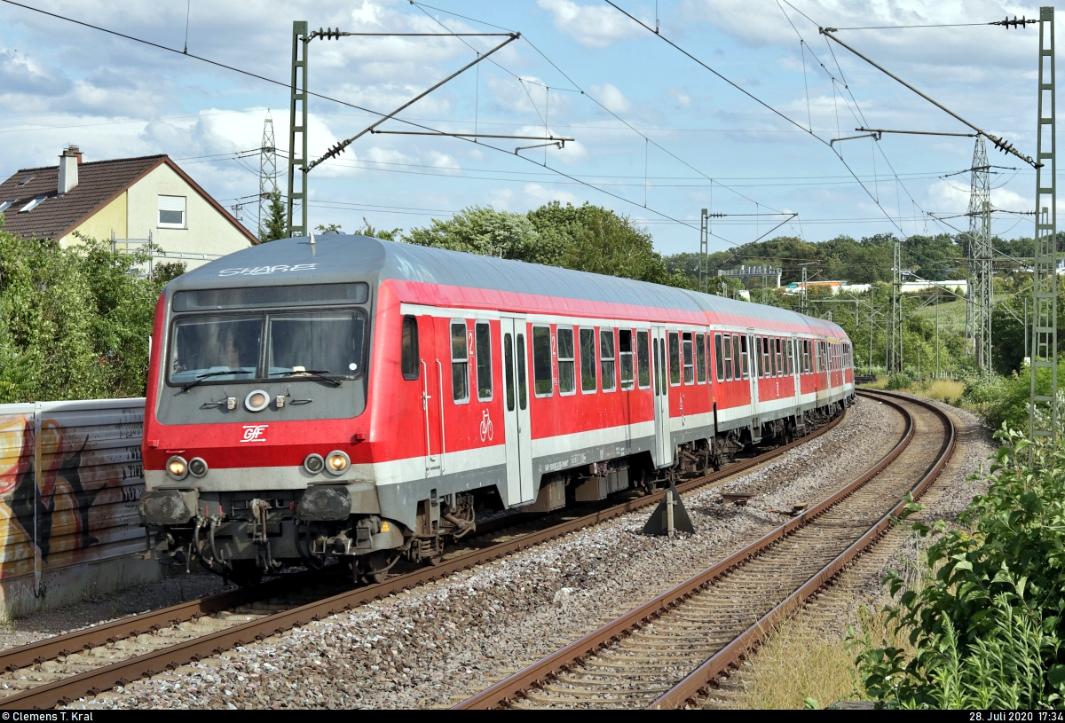 Bnrbdzf 480.1 (50 80 80-34 110-2 D-GfF) der Gesellschaft für Fahrzeugtechnik mbH (GfF) mit Schublok 185 677-2 der Railpool GmbH, vermietet an die HSL Logistik GmbH (HSL), untervermietet an die Wedler Franz Logistik GmbH & Co. KG (WFL) und im Dienste der Abellio Rail Baden-Württemberg GmbH (Ersatzzug), als RE 95878 (RE10b) von Tübingen Hbf nach Heilbronn Hbf durchfährt den Bahnhof Asperg auf der Bahnstrecke Stuttgart–Würzburg (Frankenbahn | KBS 780).
Aufgenommen am Ende des Bahnsteigs 3/4.
[28.7.2020 | 17:34 Uhr]
