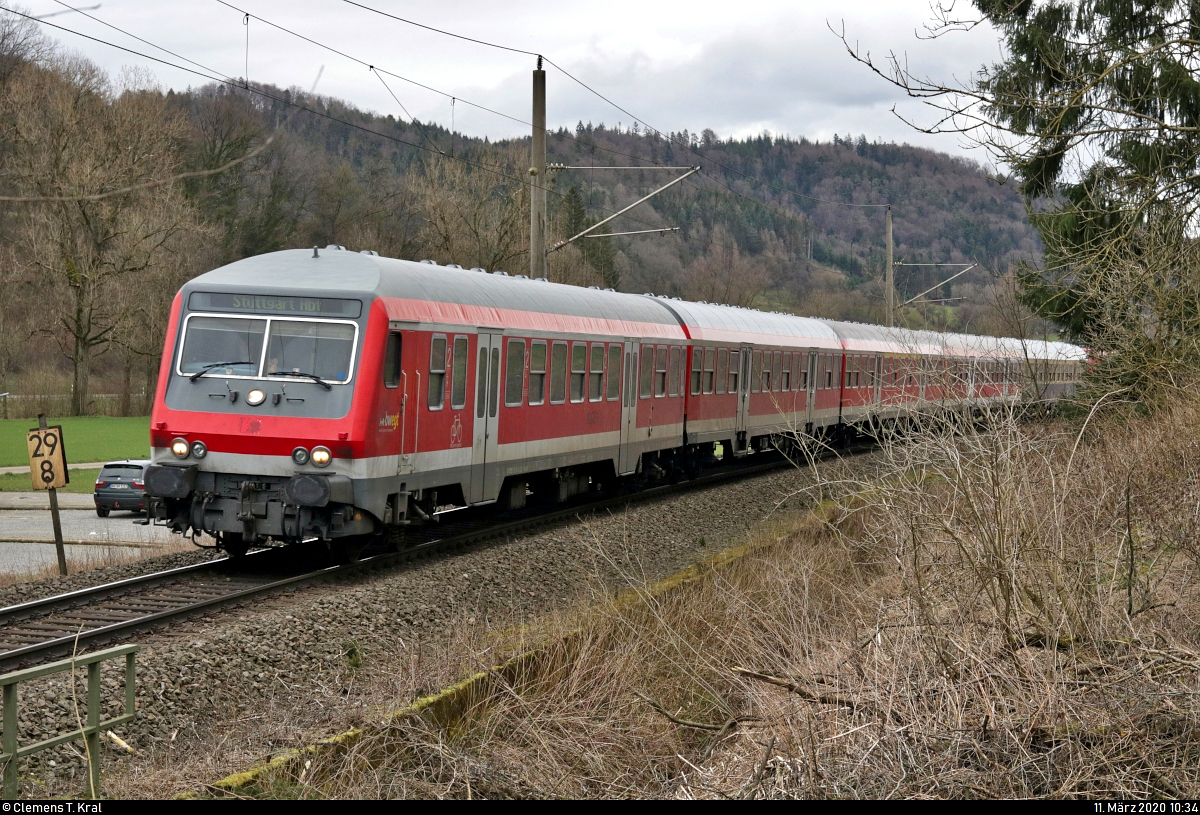 Bnrbdzf 483.0 (50 80 80-35 121-6 D-CBB) der Centralbahn AG (CBB) mit Schublok 111 212-7 von DB Regio Baden-Württemberg als verspäteter RE 81782 (RE90) von Nürnberg Hbf nach Stuttgart Hbf, ersatzweise für die noch nicht einsatzbereiten Stadler FLIRT 3 XL der Go-Ahead Baden-Württemberg GmbH (GABW), fährt in Sulzbach an der Murr auf der Bahnstrecke Waiblingen–Schwäbisch Hall-Hessental (Murrbahn | KBS 785).
Aufgrund von Bäumen und Sträuchern konnte das Foto leider nicht ganz wie geplant umgesetzt werden.
[11.3.2020 | 10:34 Uhr]