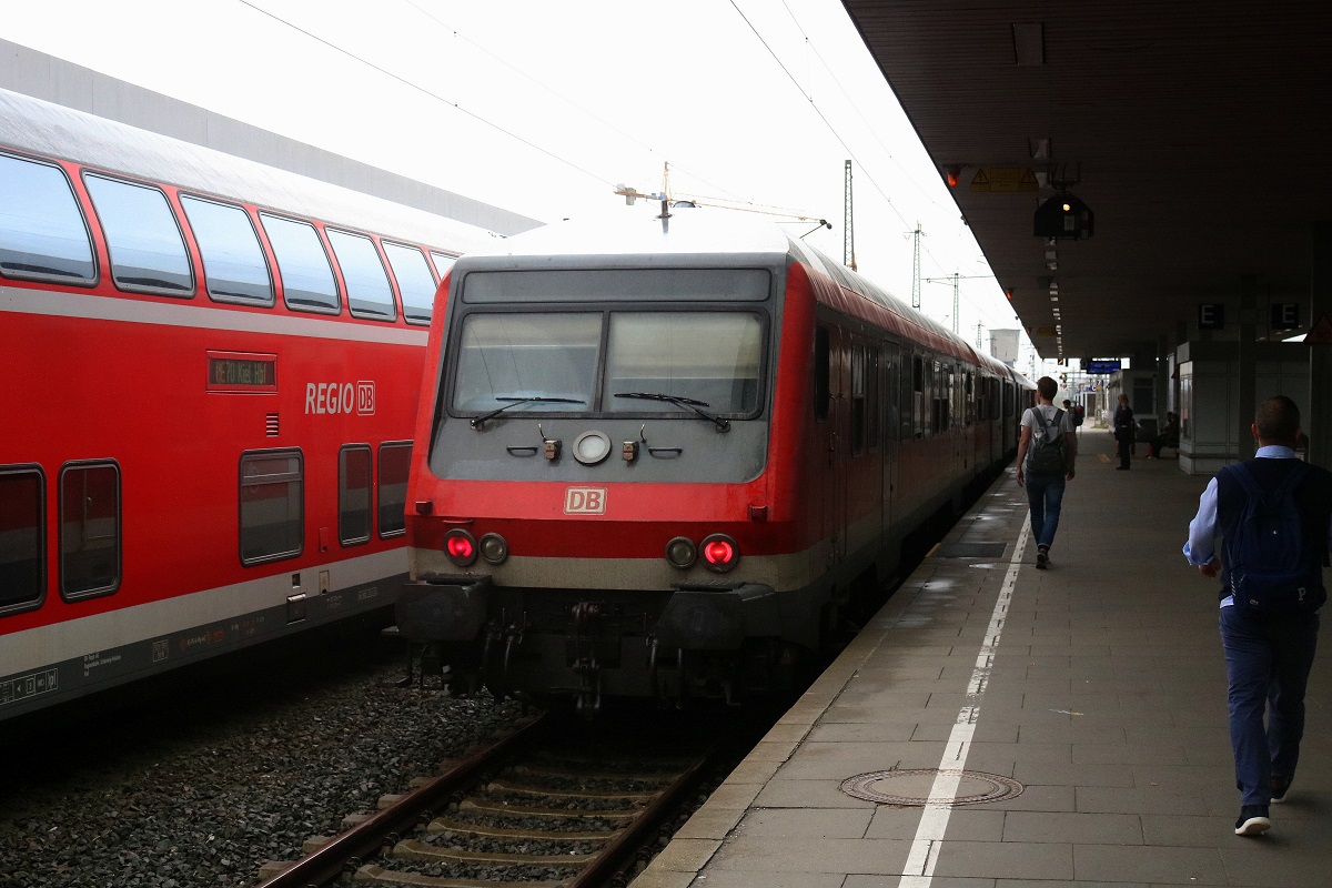 Bnrbdzf mit 245 205-0 von DB Regio Nord als RE 11022 (RE6) nach Westerland(Sylt) steht in seinem Startbahnhof Hamburg-Altona bereit. [29.7.2017 - 15:41 Uhr]