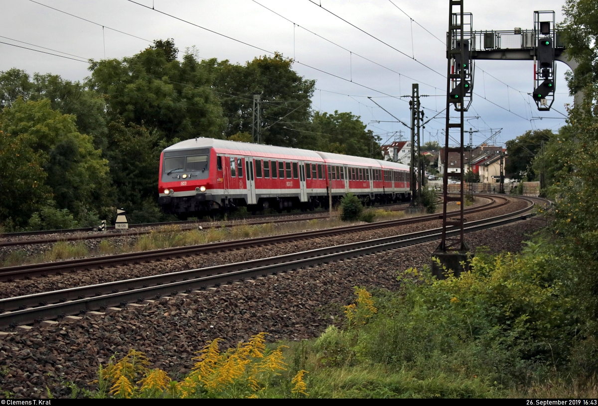 Bnrbdzf mit Schublok 147 0?? von DB Regio Baden-Württemberg als RB 1???? von Stuttgart Hbf nach Osterburken fährt in Asperg auf der Bahnstrecke Stuttgart–Würzburg (Frankenbahn | KBS 780).
[26.9.2019 | 16:43 Uhr]