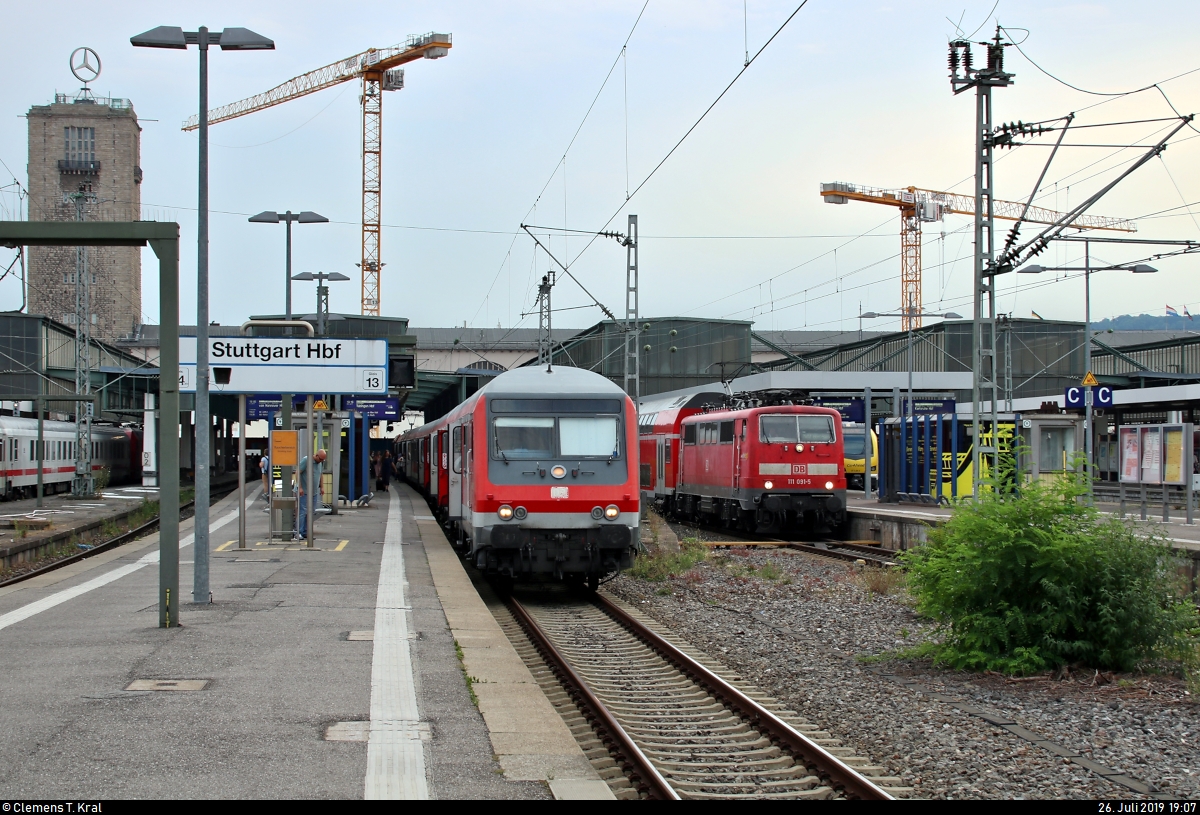 Bnrbdzf mit Schublok 147 001-2 von DB Regio Baden-Württemberg als IRE 3277 nach Tübingen Hbf trifft auf 111 091-5 von DB Regio Baden-Württemberg als RE 4228 von Lindau Hbf in ihrem Start- bzw. Endbahnhof Stuttgart Hbf.
(Neubearbeitung)
[26.7.2019 | 19:07 Uhr]