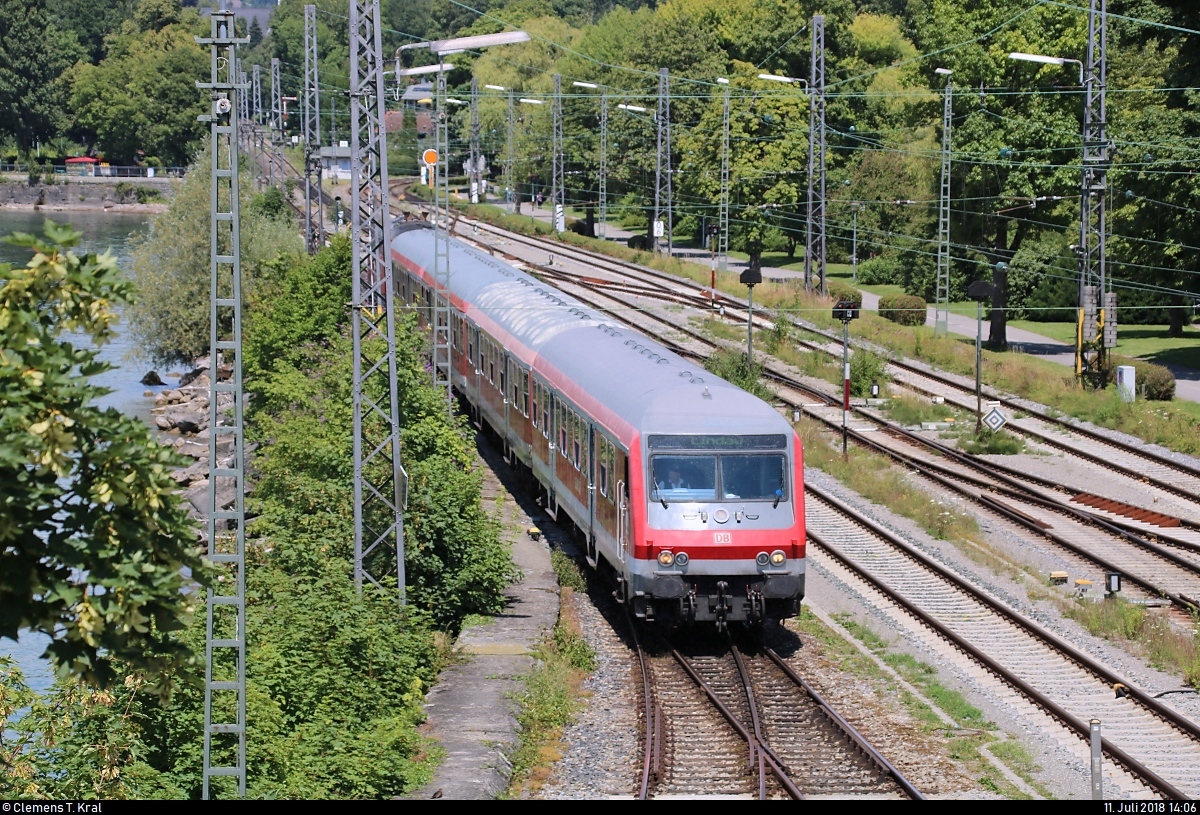 Bnrbdzf mit Schublok 218 409-1 der DB ZugBus Regionalverkehr Alb-Bodensee GmbH (RAB) (DB Regio Baden-Württemberg) rangiert in Lindau Hbf, um gleich in die Abstellung zu fahren. Aufgenommen von der Thierschbrücke.
[11.7.2018 | 14:06 Uhr]