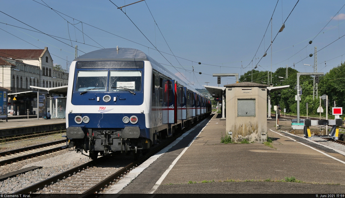 Bnrdzf <sup>483.2</sup> (50 80 80-34 301-7 D-TRAIN) steht mit Zuglok 182 526-4 (Siemens ES64U2-026) im Startbahnhof Tübingen Hbf auf Gleis 5.

🧰 TRI Train Rental GmbH, im Dienste der Abellio Rail Baden-Württemberg GmbH
🚝 RE 26898 (RE10b) Tübingen Hbf–Heilbronn Hbf
🕓 11.6.2021 | 17:59 Uhr