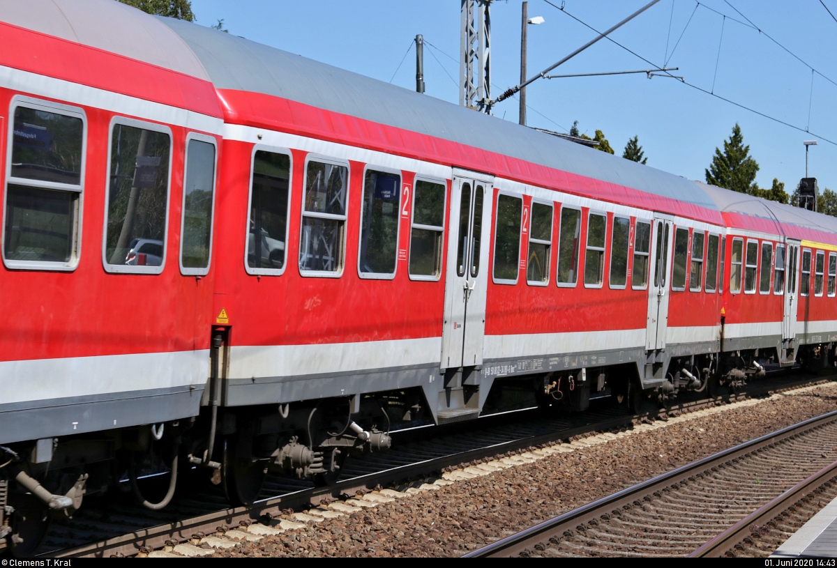 Bnrz 451.4 (50 80 22-34 180-6 D-DB) der Gesellschaft für Eisenbahnbetrieb mbH (GfE), noch mit Anschriften von DB Regio Baden-Württemberg, ist eingereiht in einer Überführungsfahrt der Wedler Franz Logistik GmbH & Co. KG (WFL) von Wustermark nach Erfurt und durchfährt, zusammen mit vier Loks sowie 13 weiteren Wagen, den Hp Zscherben auf der Bahnstrecke Halle–Hann. Münden (KBS 590).
Anlass der Fahrt ist die Bereitstellung von Fahrzeugmaterial für den Ersatzverkehr der Abellio Rail Baden-Württemberg GmbH.
[1.6.2020 | 15:43 Uhr]