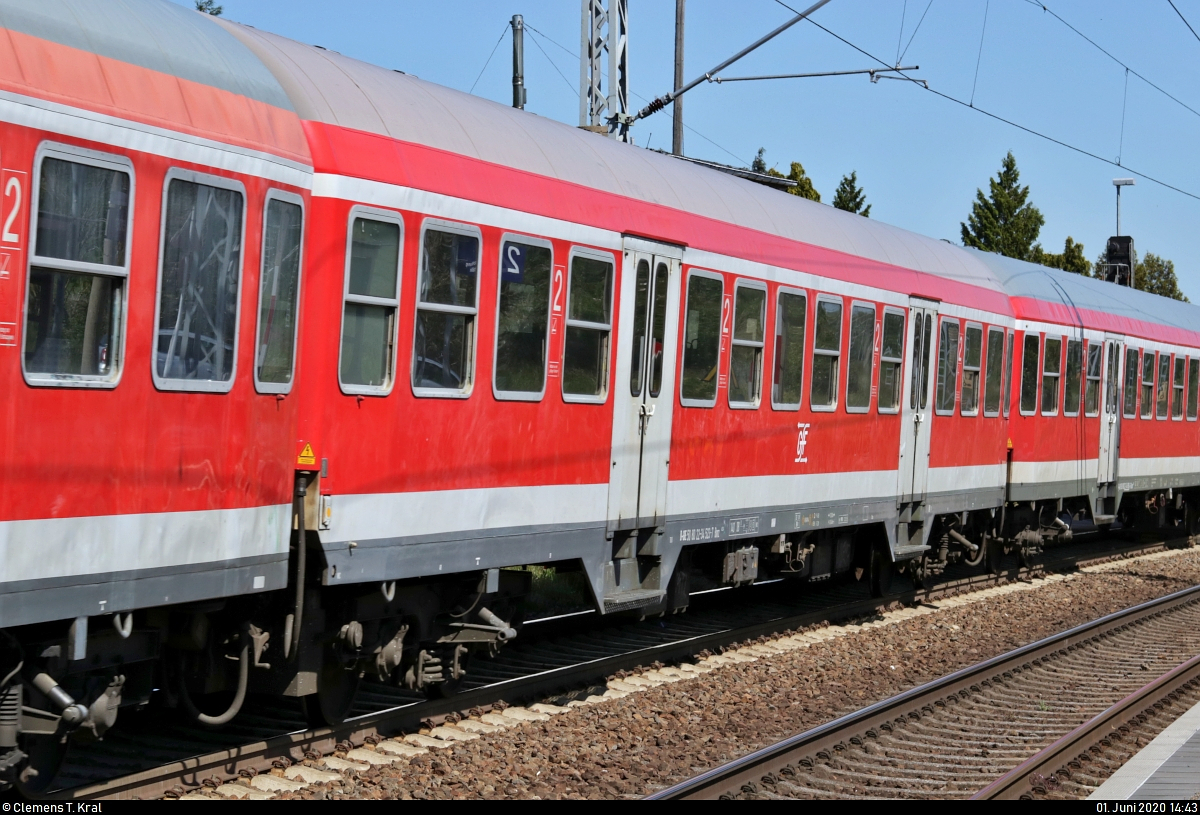 Bnrz 452.4 (50 80 22-34 523-7 D-GfE) der Gesellschaft für Eisenbahnbetrieb mbH (GfE) ist eingereiht in einer Überführungsfahrt der Wedler Franz Logistik GmbH & Co. KG (WFL) von Wustermark nach Erfurt und durchfährt, zusammen mit vier Loks sowie 13 weiteren Wagen, den Hp Zscherben auf der Bahnstrecke Halle–Hann. Münden (KBS 590).
Anlass der Fahrt ist die Bereitstellung von Fahrzeugmaterial für den Ersatzverkehr der Abellio Rail Baden-Württemberg GmbH.
[1.6.2020 | 15:43 Uhr]