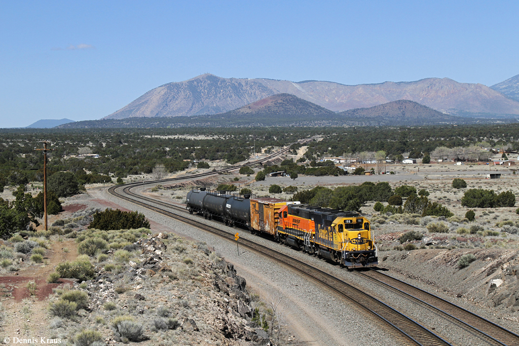 BNSF 196 (GP 60) und 204 (GP 38-2) mit einer kurzen Übergabe am 01.04.2015 bei Winona, Arizona.