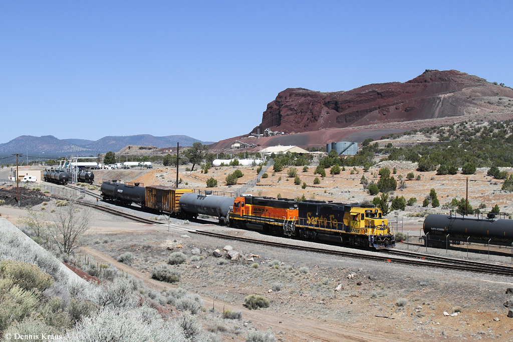 BNSF 196 (GP 60) und 204 (GP 38-2) mit einer kurzen Übergabe am 01.04.2015 bei Winona, Arizona.