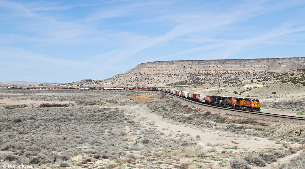 BNSF 4122 (Dash 9), 1007 und NS 7581 mit einem gemischten Güterzug am 03.04.2015 bei Laguna, New Mexico.