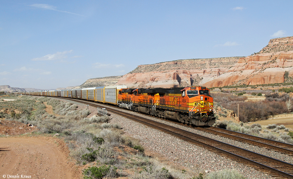 BNSF 4654 (Dash 9), 6757, 7983 mit Autozug am 02.04.2015 bei Lupton, Arizona.