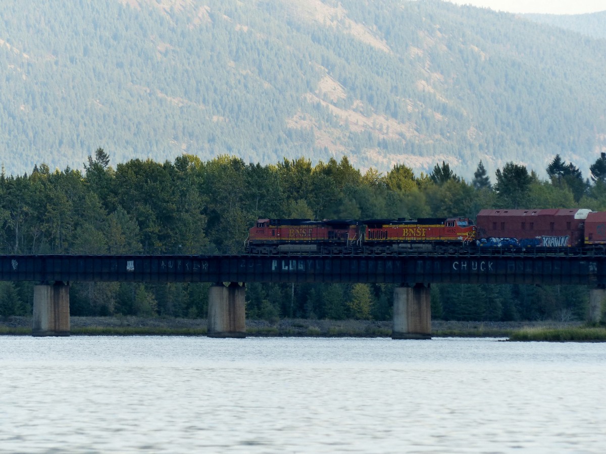 BNSF 4755 und 4652 ziehen einen Gterzug im Abendlicht am 14.09.2013 bei Thompson Fall, Montana, ostwrts.