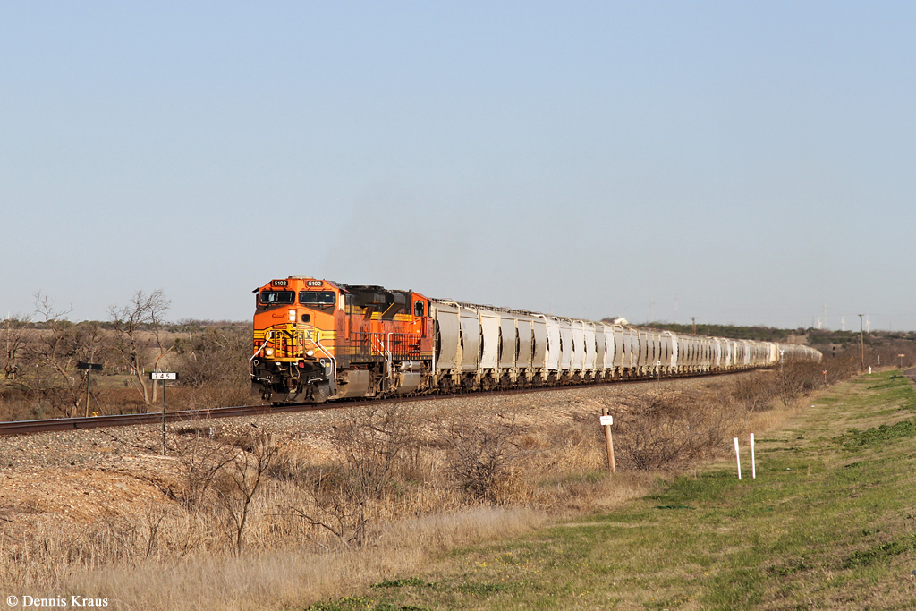 BNSF 5102 + 9134 mit Güterzug am 29.03.2015 bei Snyder, Texas.