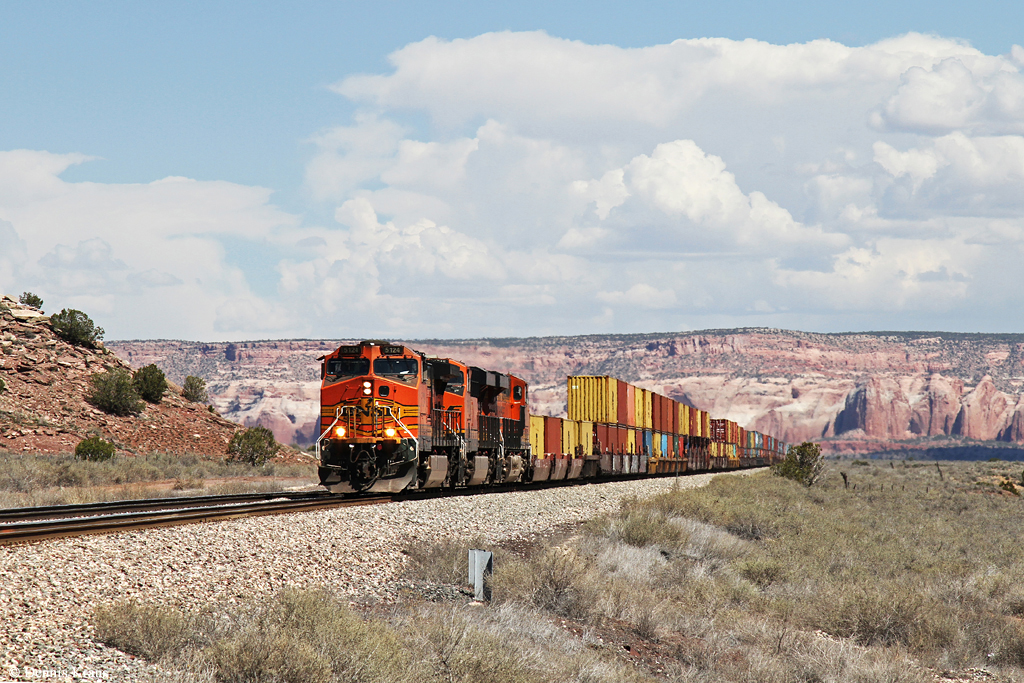 BNSF 5124 mit Containerzug am 31.03.2015 bei Lupton, Arizona.