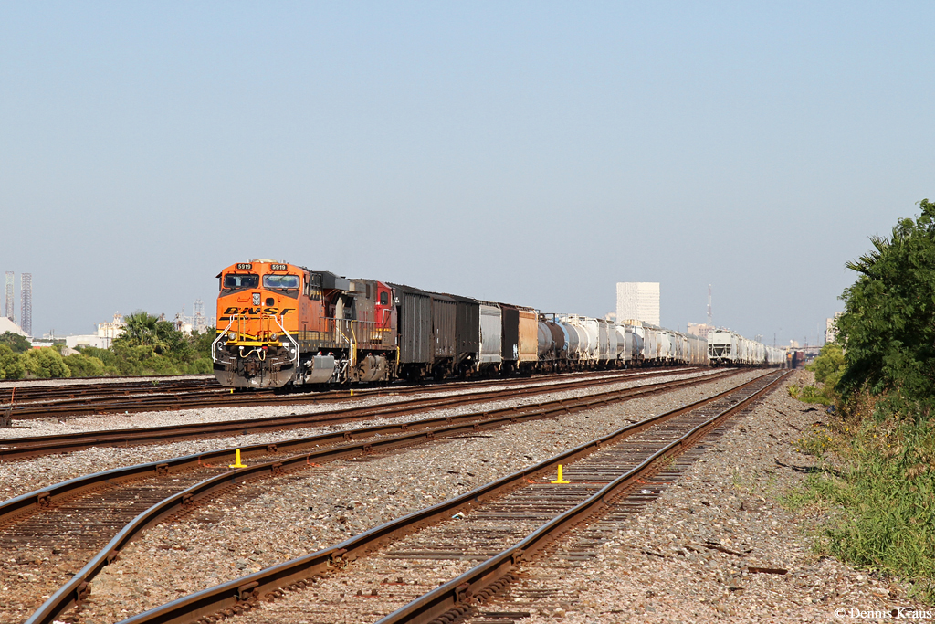 BNSF 5919 (ES44AC) am 04.10.2015 in Galveston, Texas.