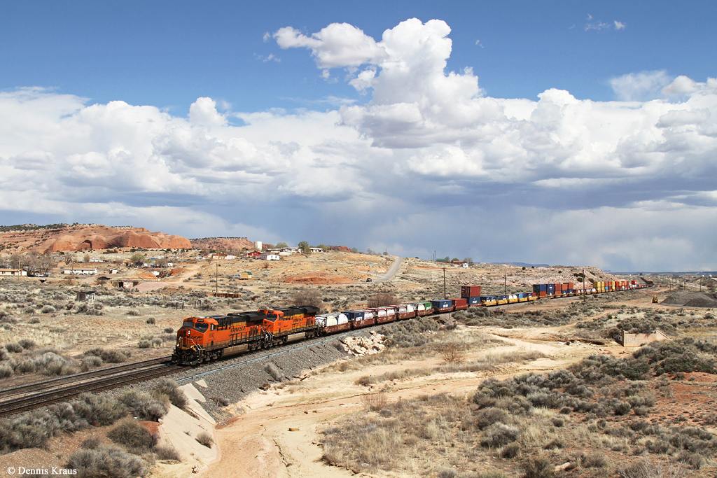 BNSF 6553 mit Containerzug am 31.03.2015 bei Gallup, New Mexico.