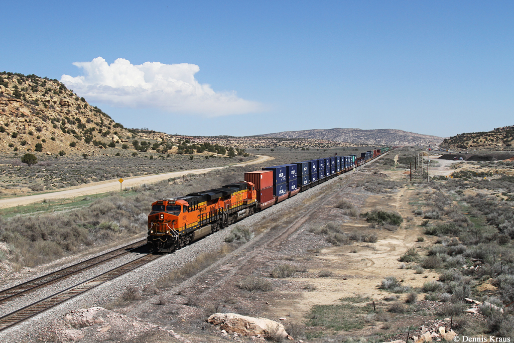 BNSF 6692 mit Containerzug am 31.03.2015 bei Manuelito, New Mexico 