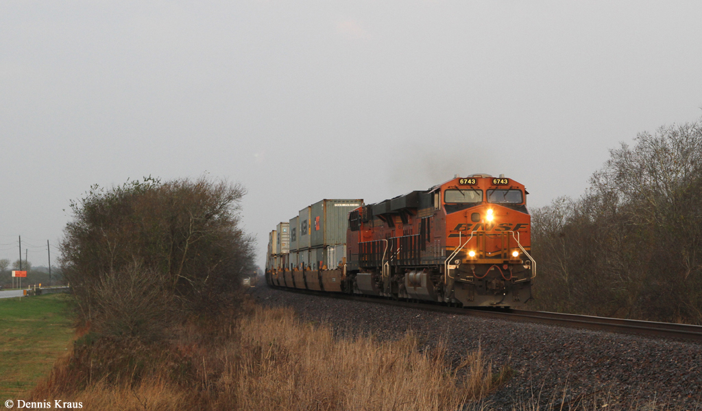 BNSF 6743 und BNSF 6792 mit einem Containerzug am 15.12.2014 bei Orchard, Texas.