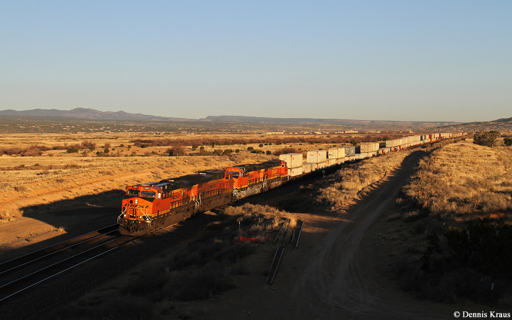 BNSF 6997 mit Containerzug am 31.03.2015 bei Grants, New Mexico.