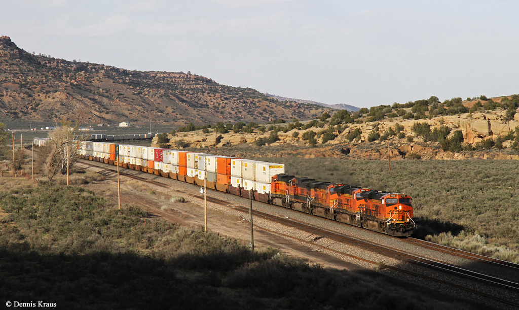 BNSF 7016 (ES44C4), 6410, 5117 und zwei weitere mit Containerzug am 02.04.2015 bei Manuelito, New Mexico.