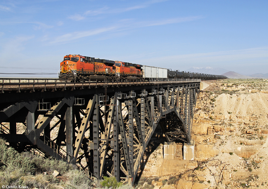 BNSF 7111 (GE ES44C4) + 6820 mit einem Güterzug am 02.04.2015 am Diablo Canyon, Arizona.