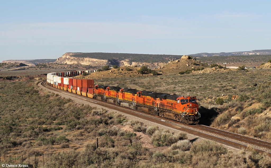 BNSF 7134 (GE ES44DC), 7342, 4091, 4417, 6812 mit Containerzug am 01.04.2015 bei Manuelito, New Mexico.