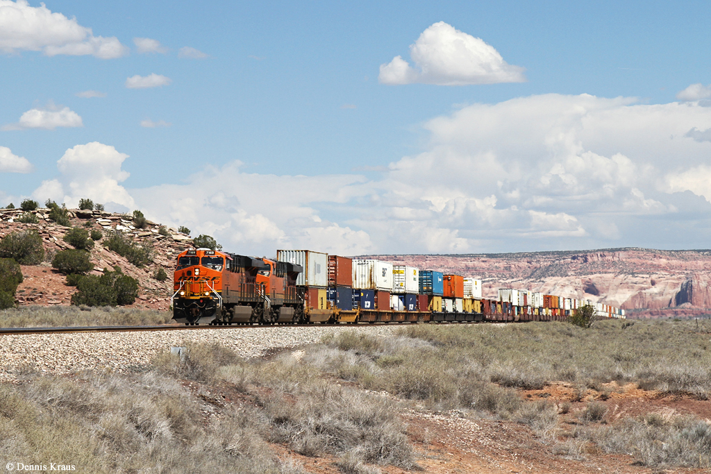 BNSF 7169 (ES44C4) mit einem Containerzug am 31.03.2015 bei Lupton, Arizona.