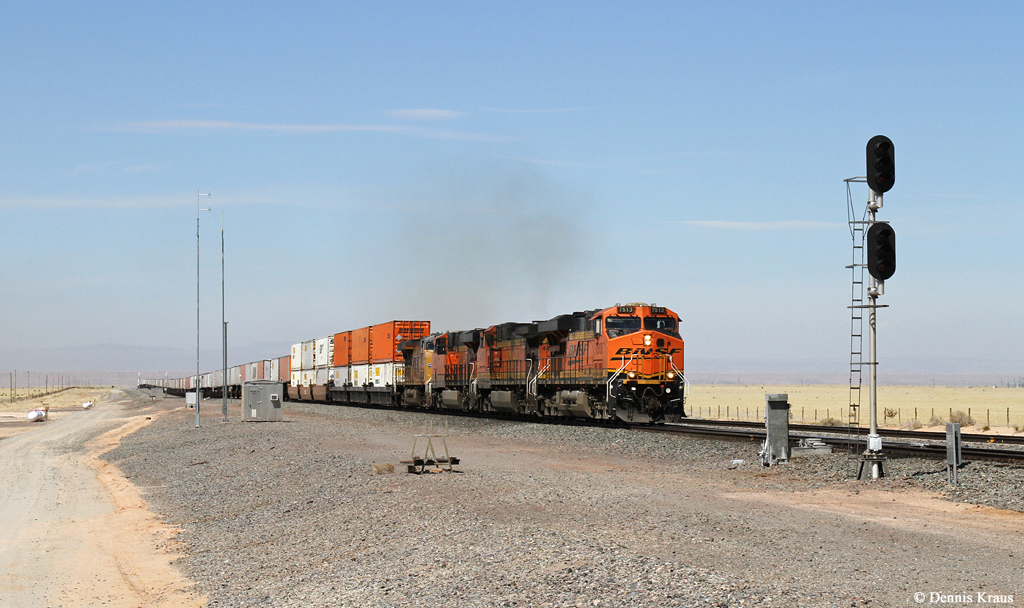BNSF 7513 mit Containerzug am 30.03.2015 bei Scholle, New Mexico.