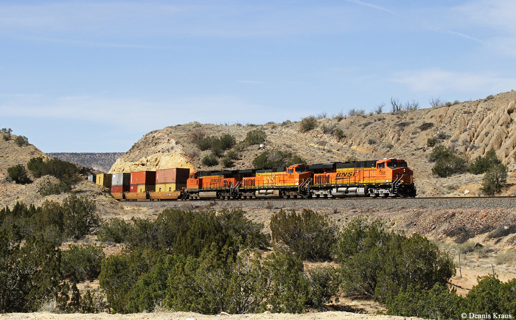 BNSF 7568, 4583, 5397 mit Containerzug am 03.04.2015 bei Laguna, New Mexico.