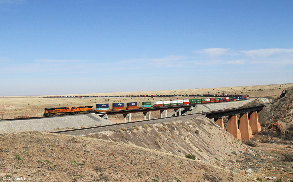 BNSF 7766 und 5168 mit Containerzug am 30.03.2015 bei Scholle, New Mexico.