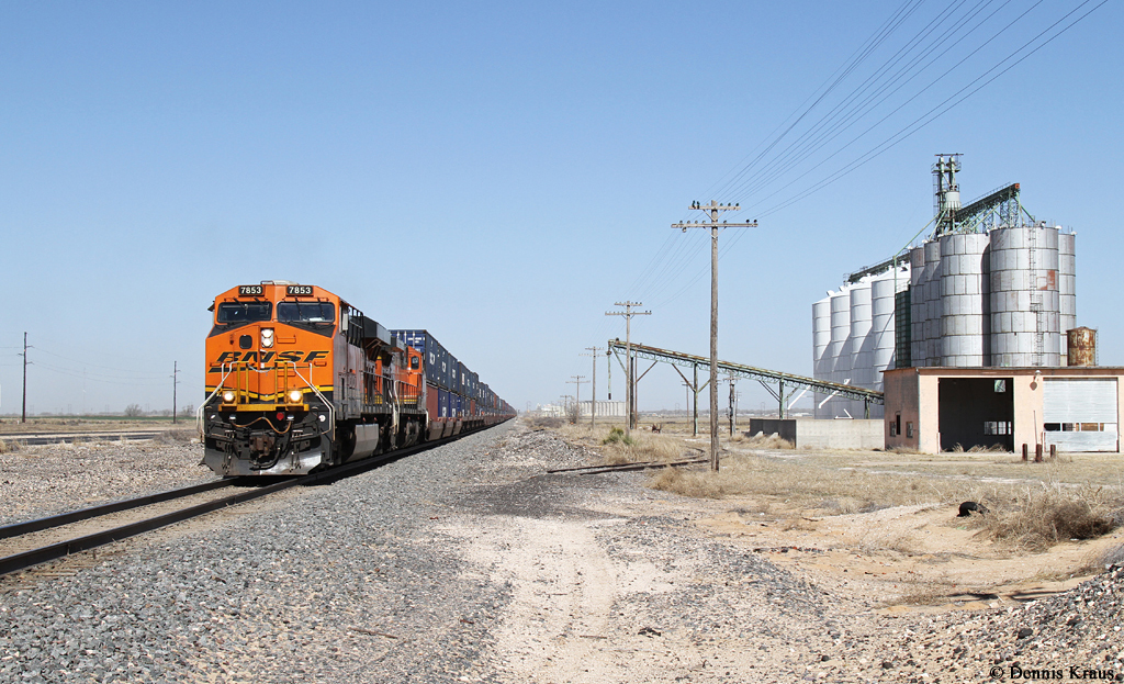BNSF 7853 + 4831 mit Containerzug am 29.03.2015 bei Muleshoe, Texas.