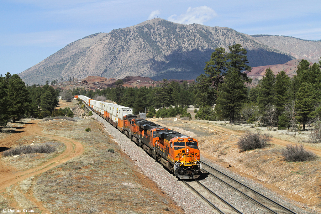 BNSF 8061 (ES44DC), 6685, 7577, 5506 mit einem Containerzug am 02.04.2015 bei Flagstaff, Arizona.
