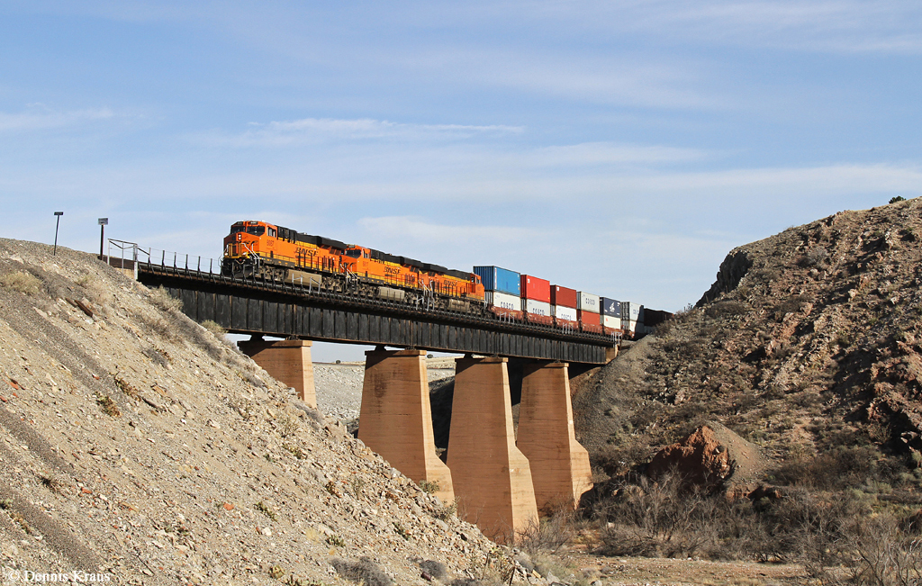 BNSF 8087, 6617 und 8057 mit Containerzug am 30.03.2015 im Abo Canyon bei Scholle, New Mexico.