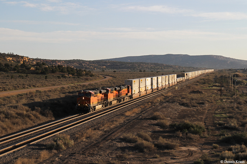 BNSF 8273 (GE ES44C4), 6521, 7437 mit Containerzug am 01.04.2015 bei Manuelito, New Mexico.