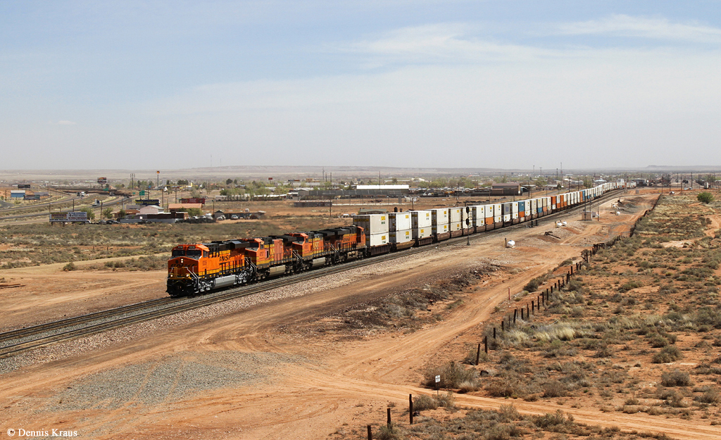BNSF 8336 (GE ES44C4) mit Containerzug am 02.04.2015 bei Winslow, Arizona.