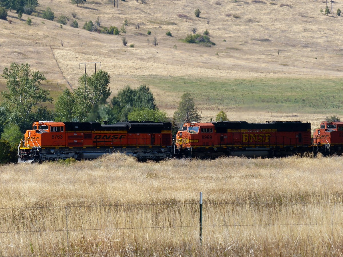 BNSF 8763 und 8969 ziehen einen Gterzug am 13.09.2013 aus Richtung Kanada bei Bonners Ferry (Idaho) in Richtung Sandpoint.