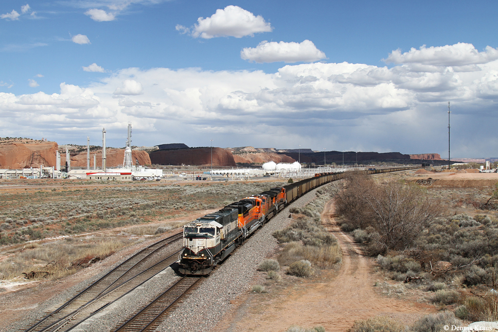 BNSF 9604 (EMD SD70MAC), 8462, 5050, 4335 mit einem Kohlezug am 31.03.2015 bei Gallup, New Mexico.