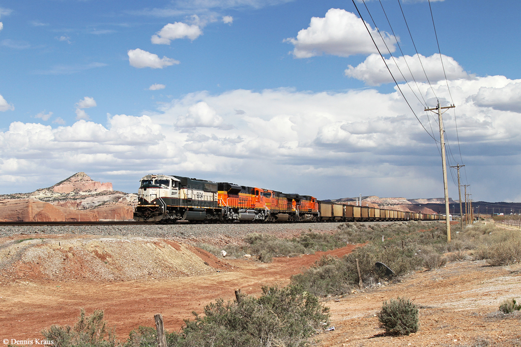 BNSF 9604 mit Kohlezug am 31.03.2015 bei Gallup, New Mexico.
